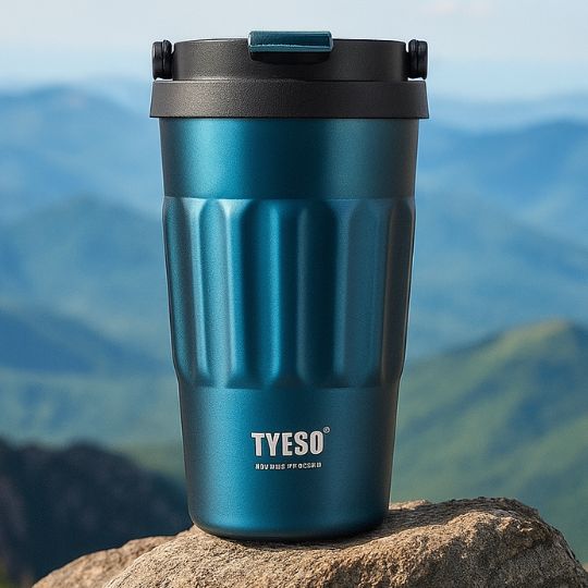 présentation d'un mug café isotherme bleu sur un rocher au sommet d'une montagne