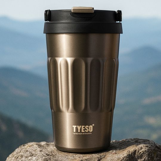 présentation d'un mug café isotherme gris au soleil
