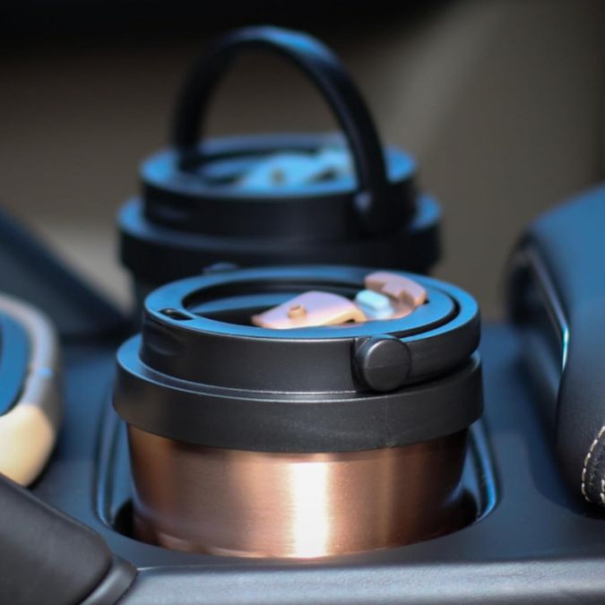 un mug café isotherme dans le porte-gobelet-d'un voiture