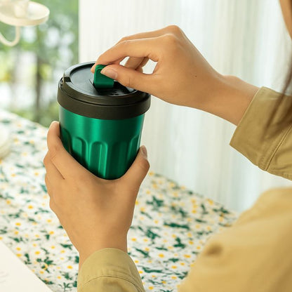 un mug café isotherme vert avec ouverture facile