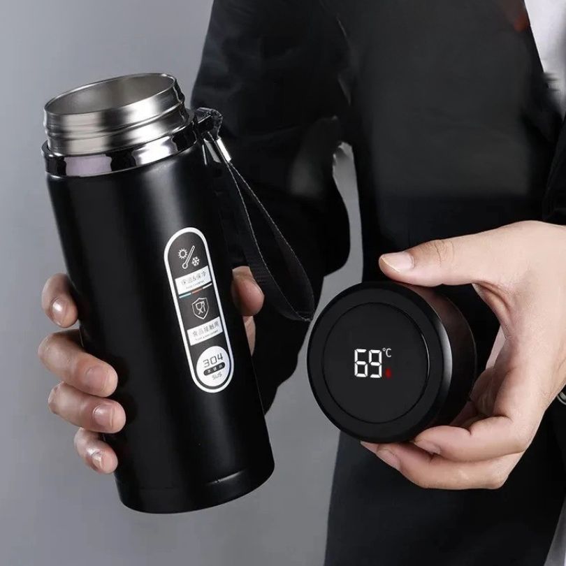 homme nous montrant son mug de voyage