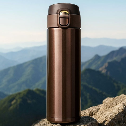 présentation d'un mug isotherme de 500 ml brun