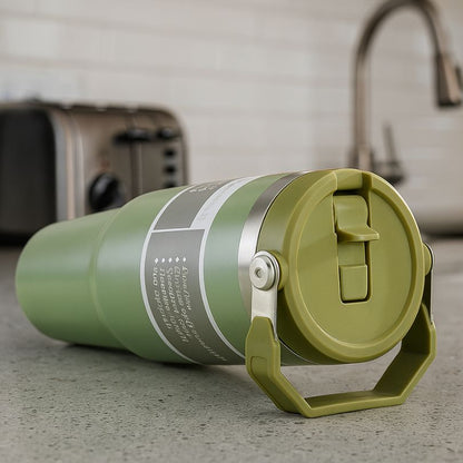 présentation d'un mug vers sur le coté en cuisine