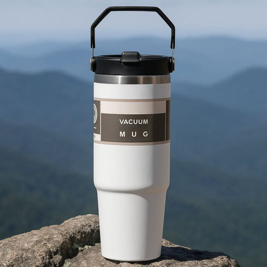 présentation d'un mug isotherme blanc en nature