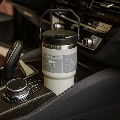 présentation du mug isotherme blanc posé dans le porte-gobelet