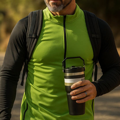 homme qui marche sur un sentir avec dans sa main un mug isotherme noir