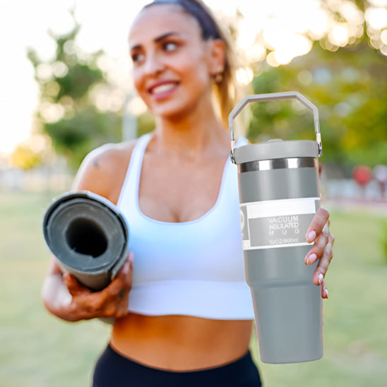 mug-isotherme-avec-femme-heureuse