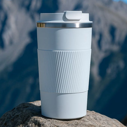 Présentation d'un mug isotherme blanc sur un rocher en montagne