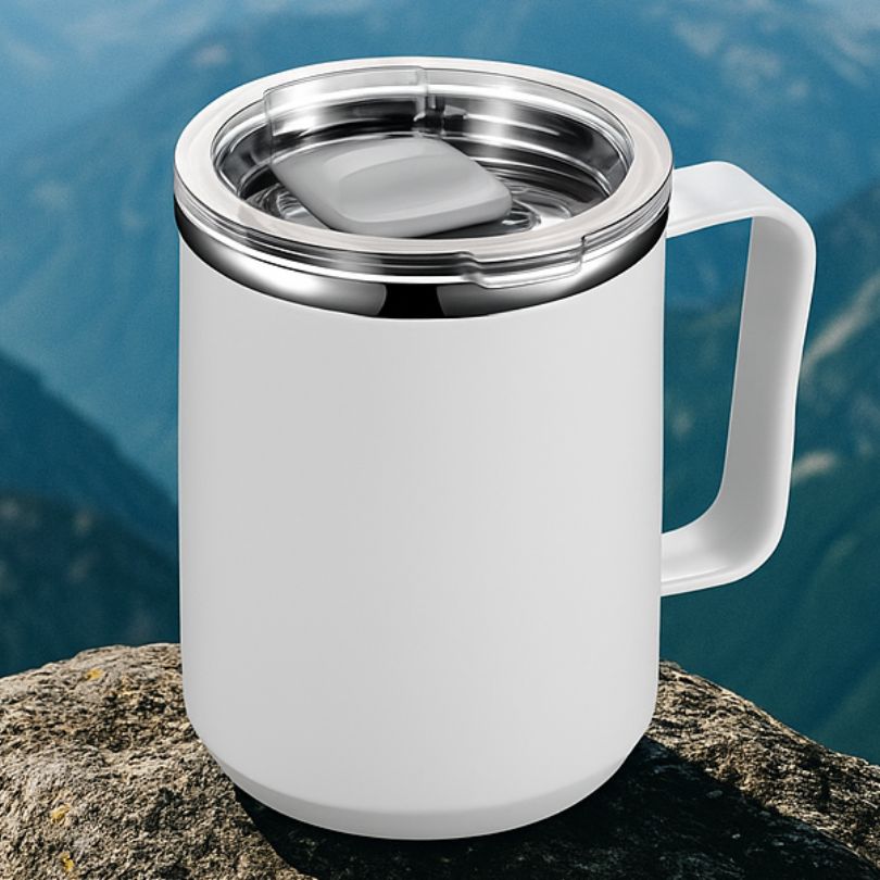 mug isotherme blanc en extérieur