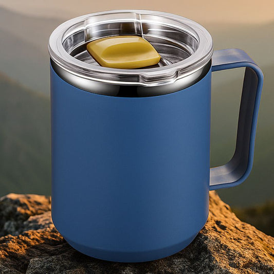 un mug isotherme posé sur un rocher en extérieur