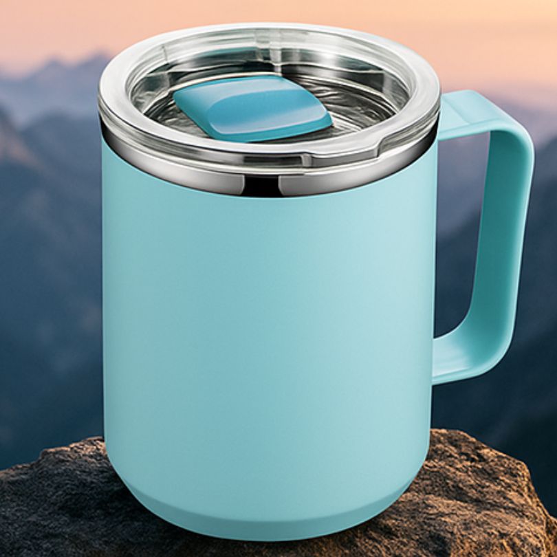mug isotherme bleu pâle au sommet d'une montagne