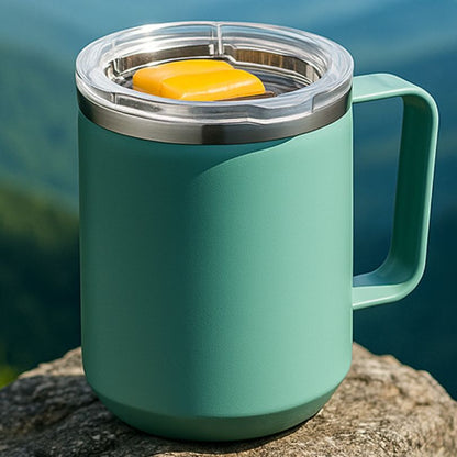 mug isotherme vert a poignée sur un rocher