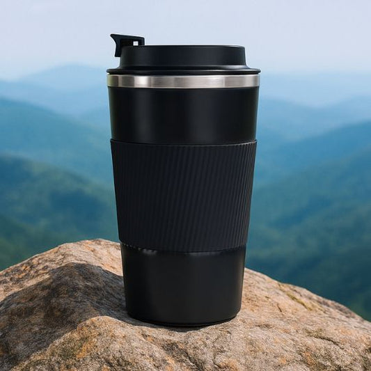 présentation d'un mug isotherme noir sur rocher au sommet de montagne