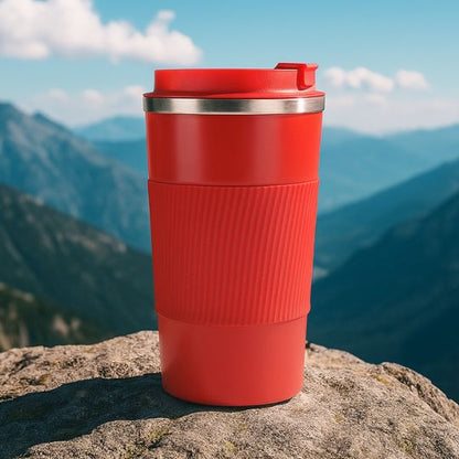 présentation d'un mug isotherme rouge sur un rocher