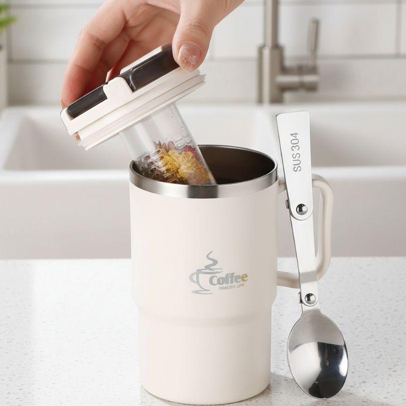 Démonstration de l'infuseur du mug thermo