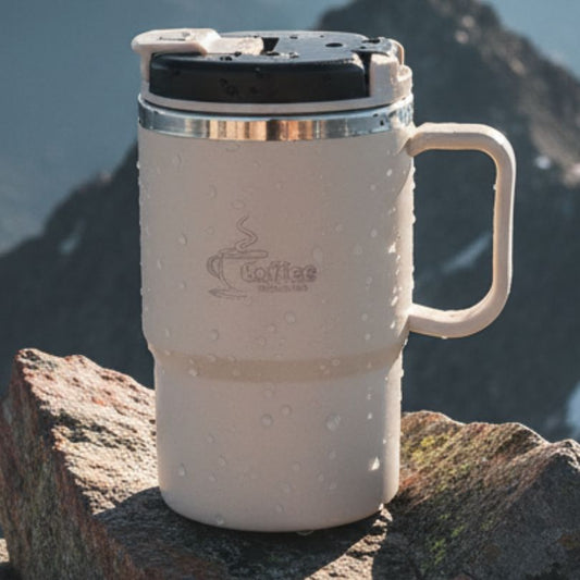 présentation d'un mug thermo blanc avec goutte de condensation sur une colline