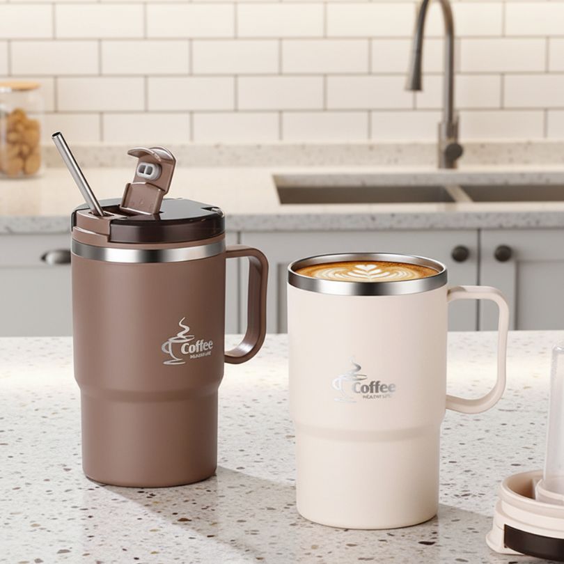 deux mug thermo sur un comptoir près d'un robinet
