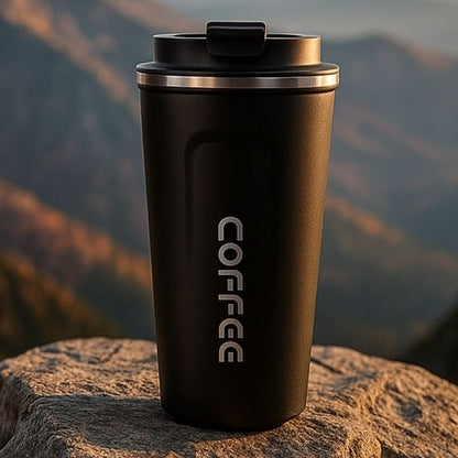 présentation d'une mug thermos noir sur un rocher en plein air