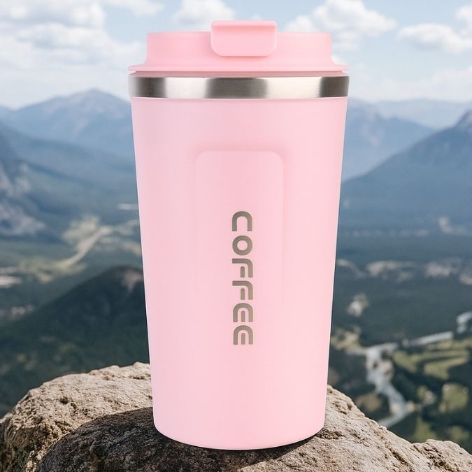 mug thermos rose au sommet d'une montagne