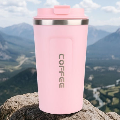 mug thermos rose au sommet d'une montagne