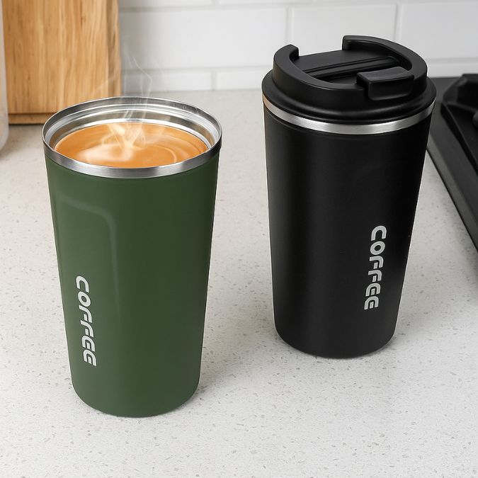 deux mug thermos sur un comptoir de cuisine