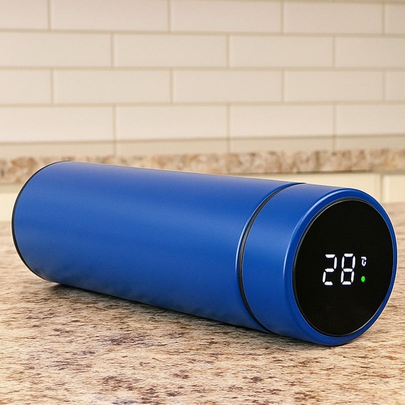 mug thermos bleu sur le coté