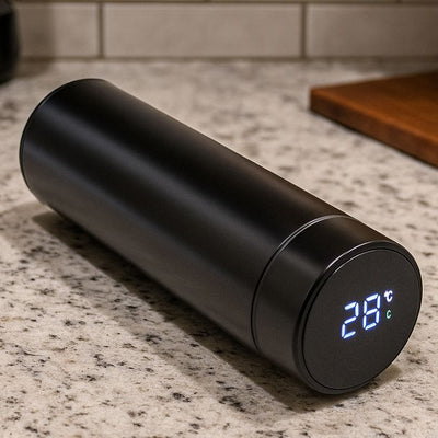 mug thermos noir sur comptoir avec affichage température