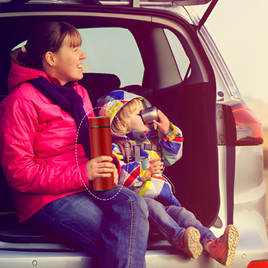 mug-thermos-avec-mere-et-enfant-dans-la-valise