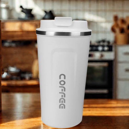 mug-thermos-blanc-dans-une-cuisine