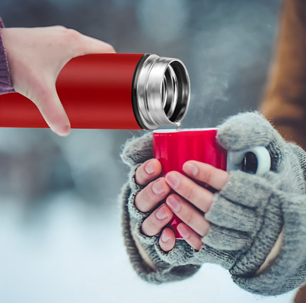 mug-thermos-quivers-liquide-cafe-en-hiver