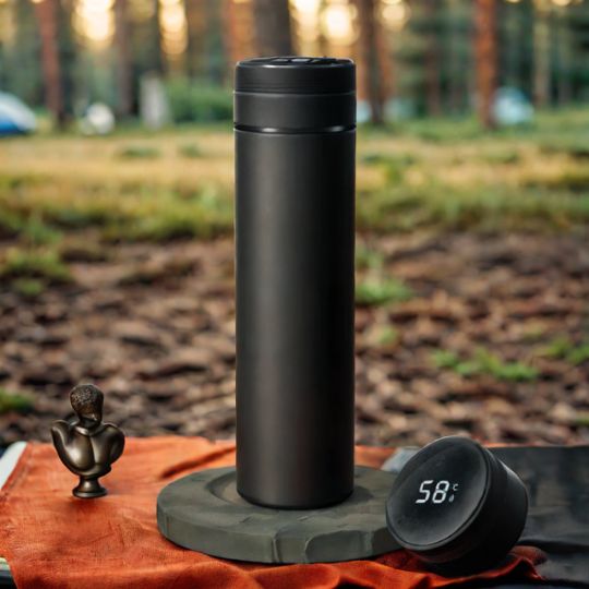 mug-thermos-noir-en-camping