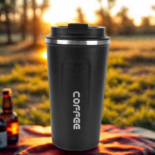 mug-thermos-noir-en-plein-air-avec-soleil-couchant