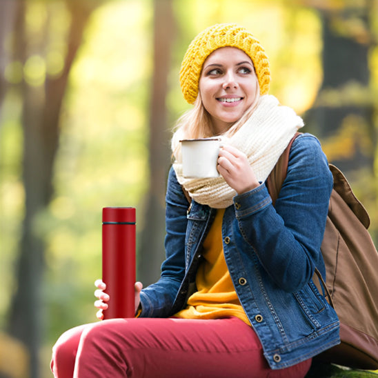 mug-thermos-rouge-en-pleine-nature