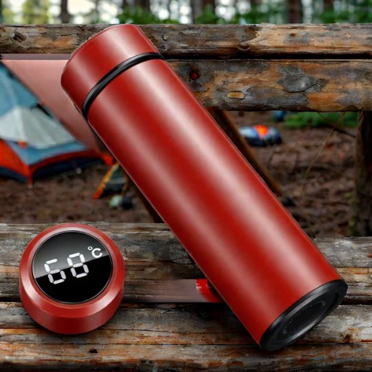 mug-thermos-rouge-sur-table-de-hiking