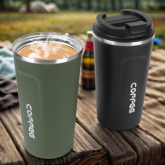 mug-thermos-vert-et-noir-sur-table-de-camping