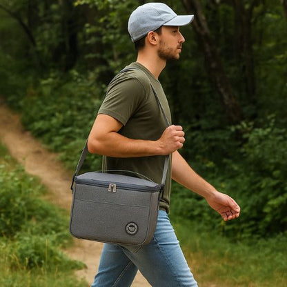 homme qui marche en forêt avec une petite glaciere repas grise