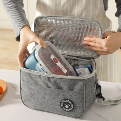 personne qui met un lunch box dans une petite glaciere repas