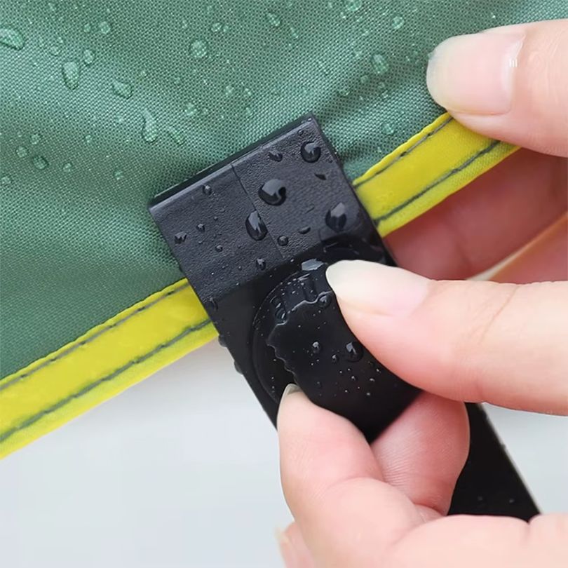 quelqun-attache-toile-de-tente-avec-pince-bache