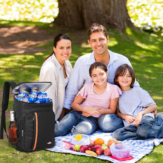 famille-avec-leur-repas-en-pique-nique-avec-un-sac-a-dos-isotherme