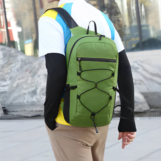 sac-a-dos-20l-vert-alors-que-lhomme-marche