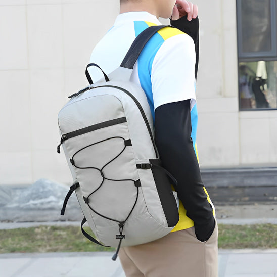 un-homme-qui-marche-avec-un-sac-a-dos-20l