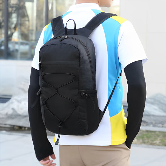 un-homme-marche-avec-son-sac-a-dos-20l