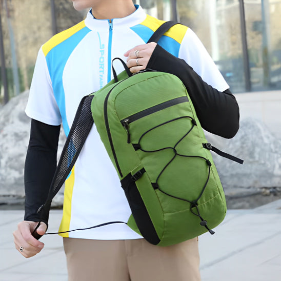 homme-avec-un-sac-a-dos-20l
