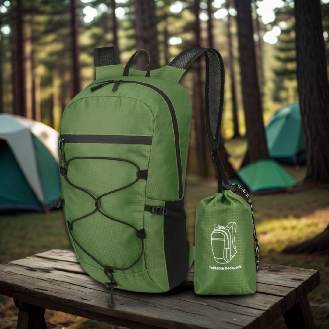 sac-a-dos-20l-vert-déposé-sur-une-table