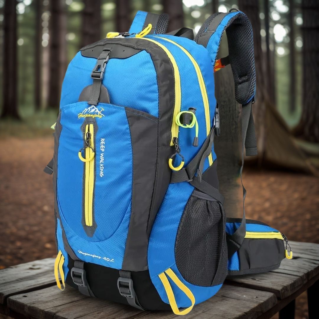 sac-a-dos-40l-bleu-posé-sur-une-table