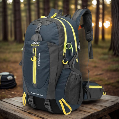 sac-a-dos-40l-bleu-marin-sur-une-table-de-camping