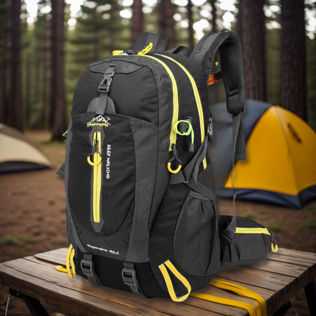 sac-a-dos-40l-noir-avec-fermeture-éclair-jaune-sur-une-table-dehors