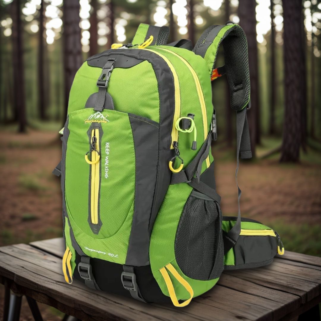 sac-a-dos-40l-vert-sur-une-table-en-bois-en-camping