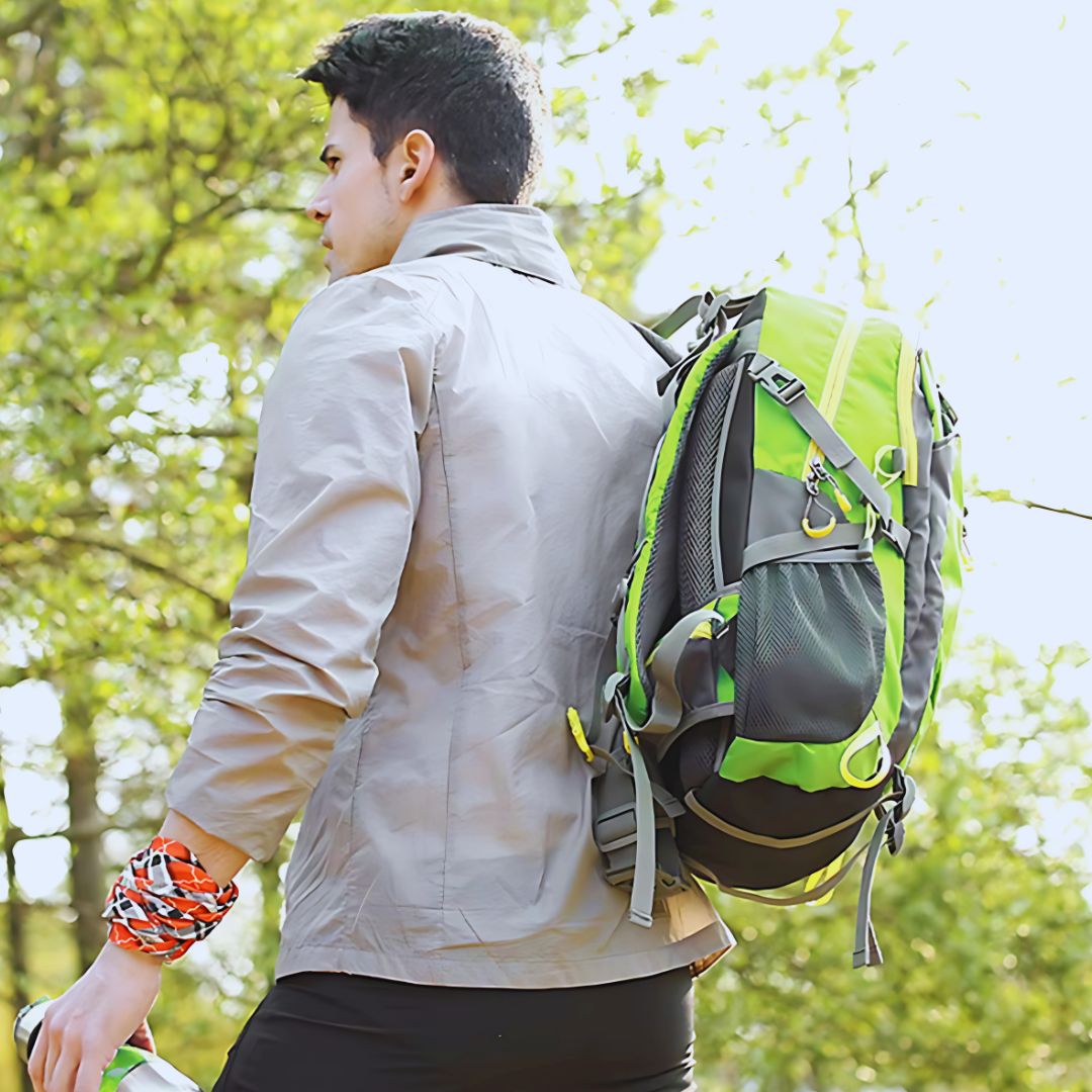 homme-avec-son-sac-a-dos-40l-vert-en-randonnée