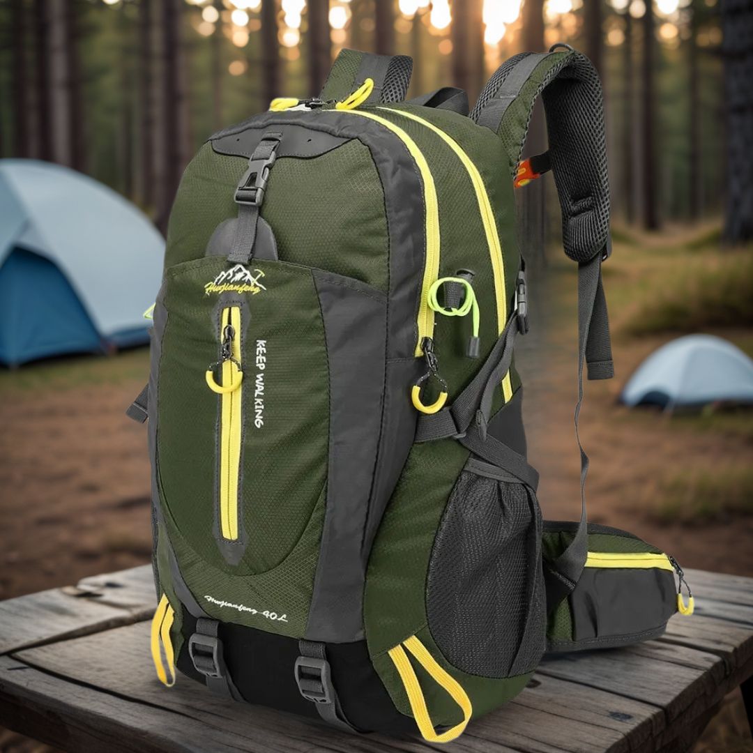sac-a-dos-40l-vert-militaire-dehors-sur-une-table